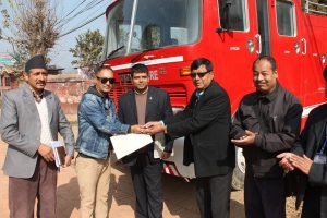 मध्यपुर नपाले पाएको दमकल सञ्चालन गर्न नसकेपछि हस्तान्तरण