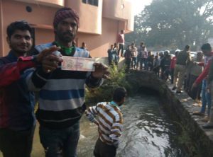 पाँच सय र हजारका भारतिय नोट भेटिन थाले नहरमा
