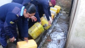 भक्तपुर प्रहरीले ग¥यो अवैध मदिरा नष्ट