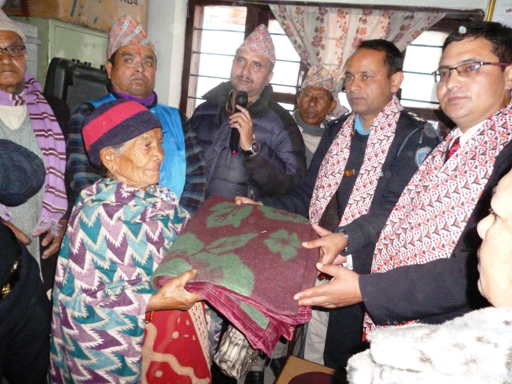 जेष्ठ नागरिकलाई कम्बल वितरण