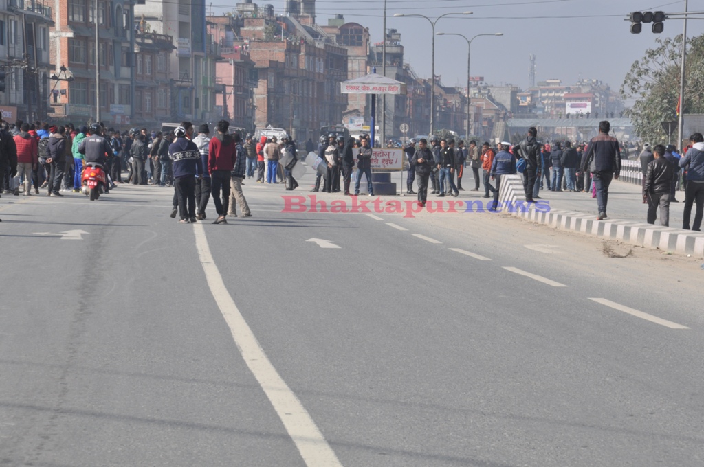 उपत्यकाब्यापी सडक विस्तार पीडित संघर्ष समितिले आब्हान गरेको उपत्यका बन्द अन्तर्गत भक्तपुरको मध्यपुरमा देखिएका झलकहरु ।