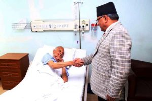 नेता सिंहको स्वास्थ्य स्थिति बुझ्न प्रधानमन्त्री ग्राण्डी अस्पतालमा