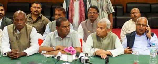 मधेशी मोर्चाका नेताहरूसँग छलफल गर्दै