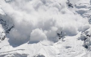 हिमपहिरोमा परी दुई नेपालीको मृत्यु