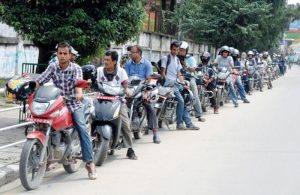 काठमाडौंका पम्पमा फेरि तेल अभाव, आयल निगम भन्छ-नआत्तिनुस्