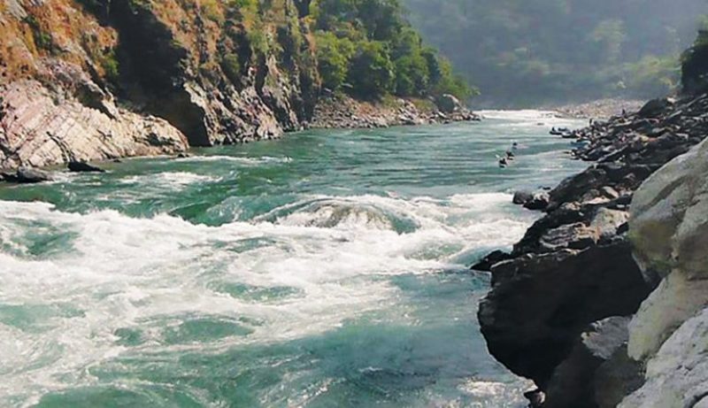 सेती नदीले बगाएर तीन बेपत्ता