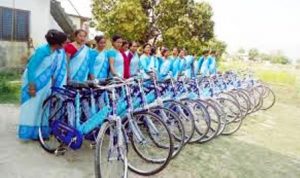 महिला स्वास्थ्य स्वयंसेविकालाई साइकल वितरण