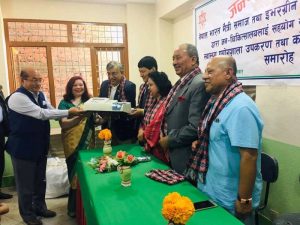 जनचिकित्सालयलाई स्वास्थ्य सम्बन्धिको उपकरण हस्तान्तरण