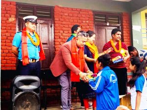 पूर्व बिद्यार्थी  श्रेष्ठले १९० जना बिद्यार्थीलाई शैक्षिक सामग्री हस्तान्तरण गरे