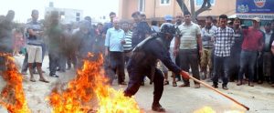 थलीमा स्थानीयवासीले टायर बालेर आन्दोलन गरेपछि कालोपत्रे गर्न सुरु