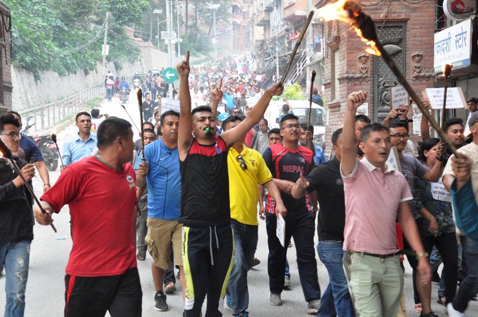 गुठी विधेयक खारेजीको माग गर्दै मध्यपुर थिमिमा मसाल जुलुस प्रदर्शन (भिडियोसहित)