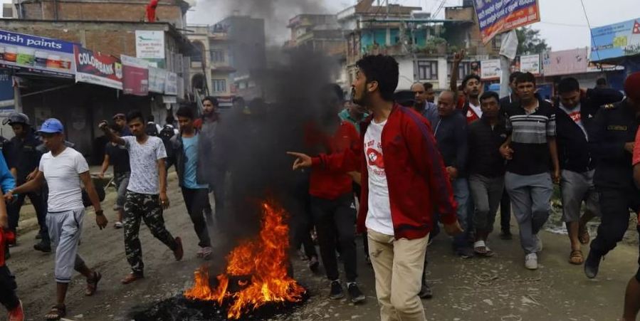 सडक मर्मत नभएपछि थलीका बासिन्दाले गरे चक्काजाम