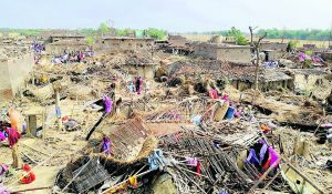 भारतले बनाएको अग्लो सडकका कारण नरैनापुरमा सयौँ नेपालीका घर डुबानमा परे