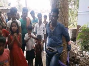 दाइजो माग्न आएका ज्वाईँलाई रुखमा बाँधेर कुटपिट