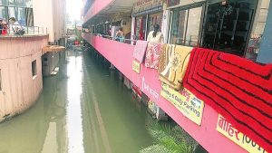 फेरि थुनियो महानगरको ढलः दुर्गन्धले महामारी फैलिने त्रास