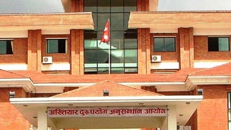 त्रिविका सहायक डिनविरुद्ध मुद्दा दायर