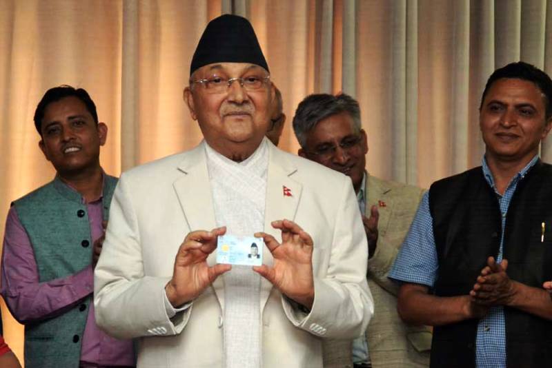 प्रधानमन्त्री ओलीले पाए राष्ट्रिय परिचयपत्र
