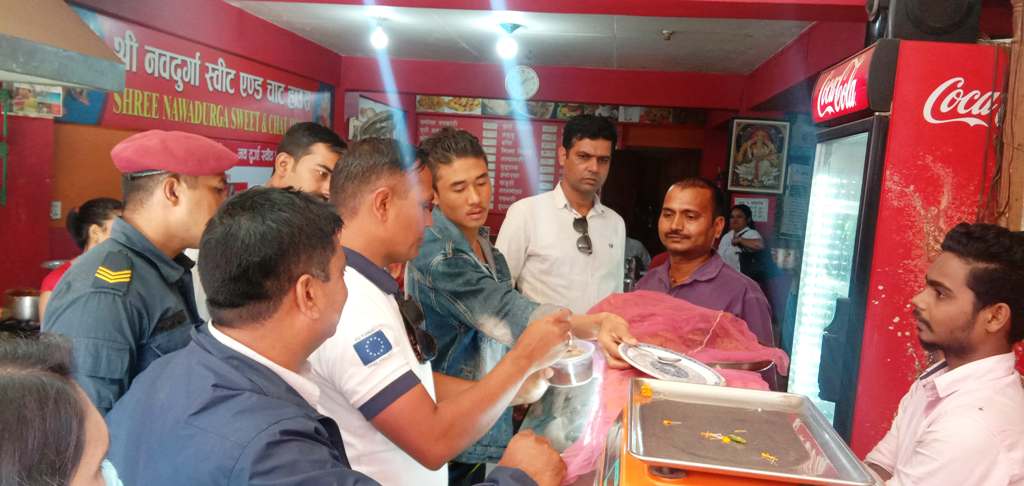 भक्तपुर नगरपालिकाले गर्‍यो मिठाई पसलमा अनुगमनः अधिकांश मिठाई पसल फोहोर