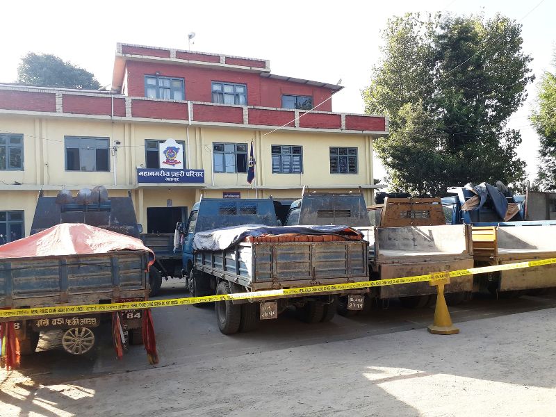 भक्तपुरमा निर्माण सामाग्री ढुवानी गर्दा ठग्ने ३४ सवारी प्रहरी नियन्त्रणमा