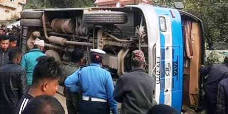 साँखु बस दुर्घटनामा तीन जनाको मृत्यु