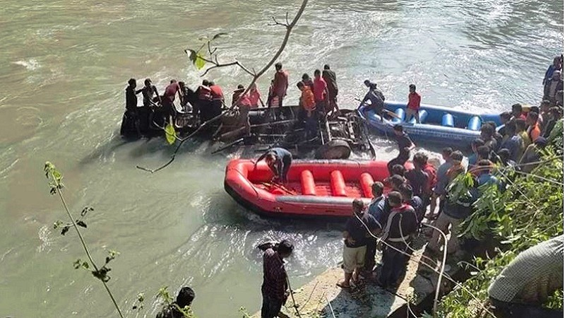 सुनकोशी नदीमा बस खस्दा ६ जनाको मृत्यु
