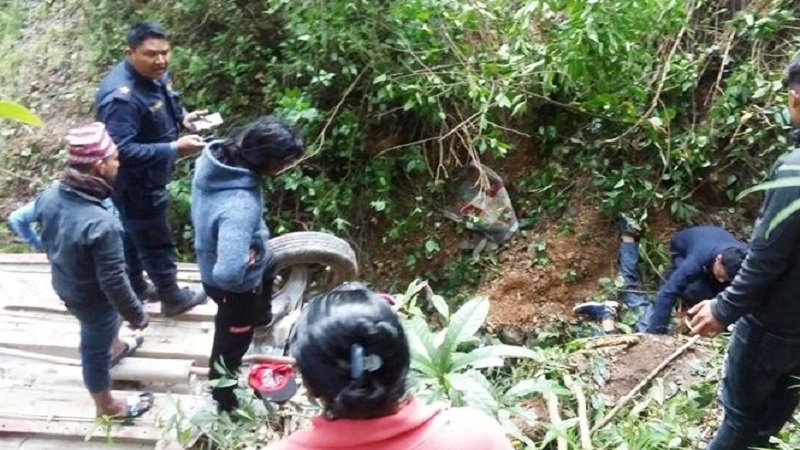 सन्धिखर्कको नरपानीमा कार दुर्घटना हुँदा ३ जनाको मृत्यु