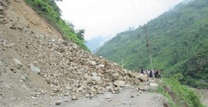 बाढीपहिरोले देशभरका चार राजमार्ग पूर्णरूपमा अवरुद्ध