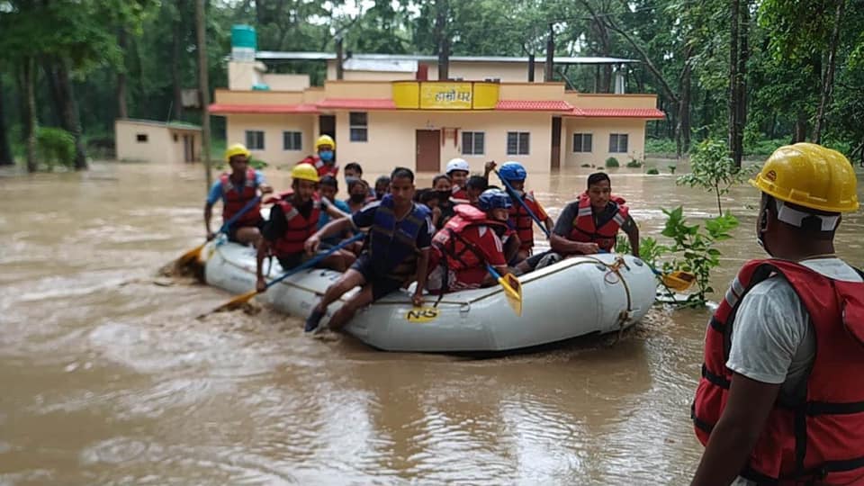 दाउरा खाेज्न गएकाे बेला नदीमा फसेका ५ जनाको उद्धार