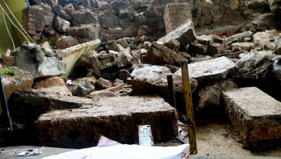 काँडाघारीमा पर्खाल भत्किँदा १७ वर्षीय तामाङ घाइते