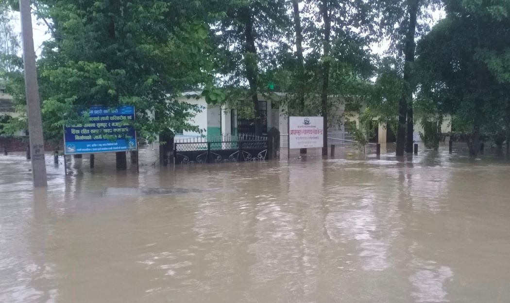 कैलालीमा अविरल वर्षासँगै आएको बाढीले करिब ५ सय घर डुबानमा
