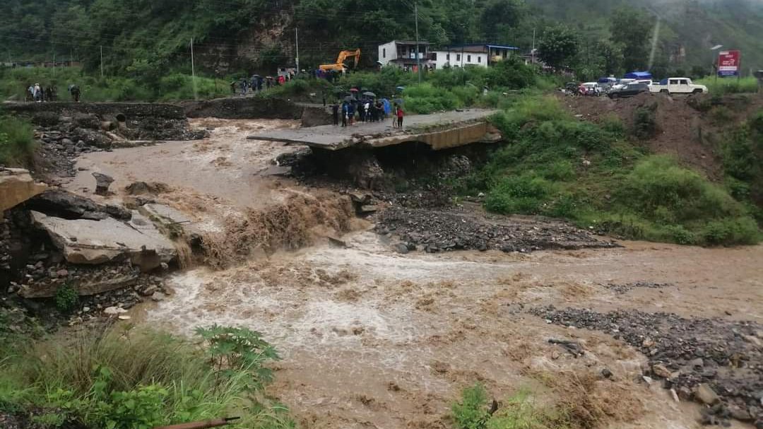 बाढीले सडक बगाएपछि बीपी राजमार्ग अबरुद्ध