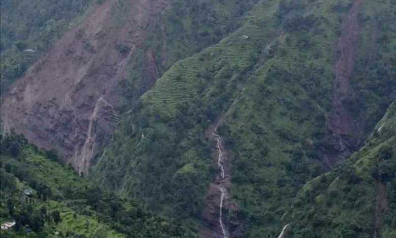 दोलखामा पहिरोमा पुरिएर १४ वर्षीय बालकको मृत्यु