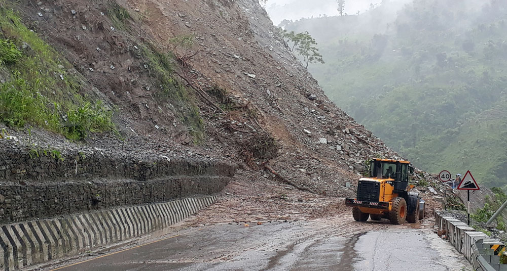 पहिरोको कारण मेची राजमार्गको काबेली सडकखण्ड अवरुद्ध