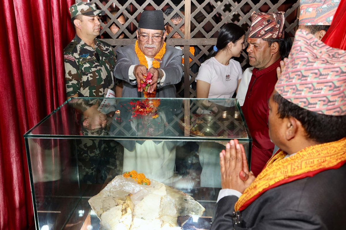 प्रधानमन्त्रीद्वारा बहुमूल्य धातु ‘क्वार्ज क्रिस्टल’ गोर्खा दरबारमा प्रतिस्थापन