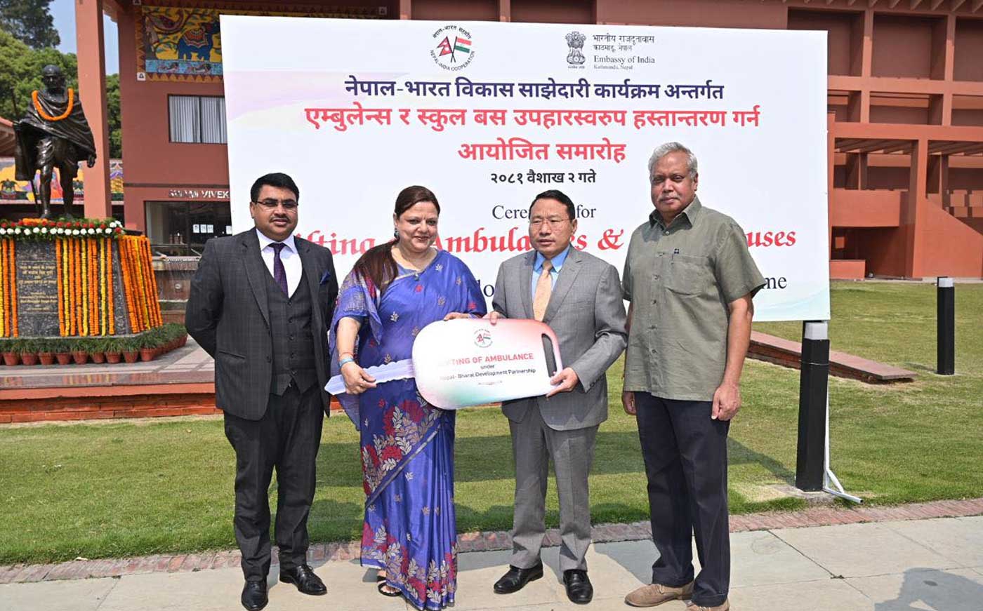 भारत सरकारद्वारा नेपाललाई ३५ वटा एम्बुलेन्स र ६६ वटा स्कुल बस उपहार