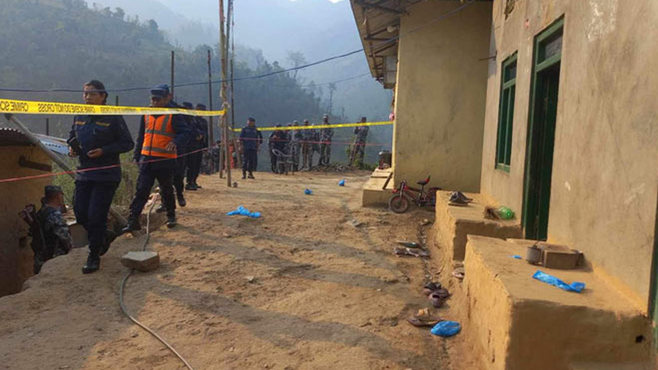 काभ्रेको एक घरको मूल ढोकामा विस्फोटक पदार्थ