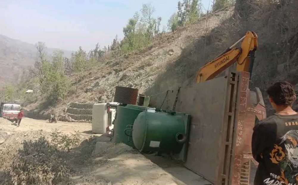 पेट्रोलियम अन्वेषणको उपकरण बोकेको ट्रक दुर्घटना