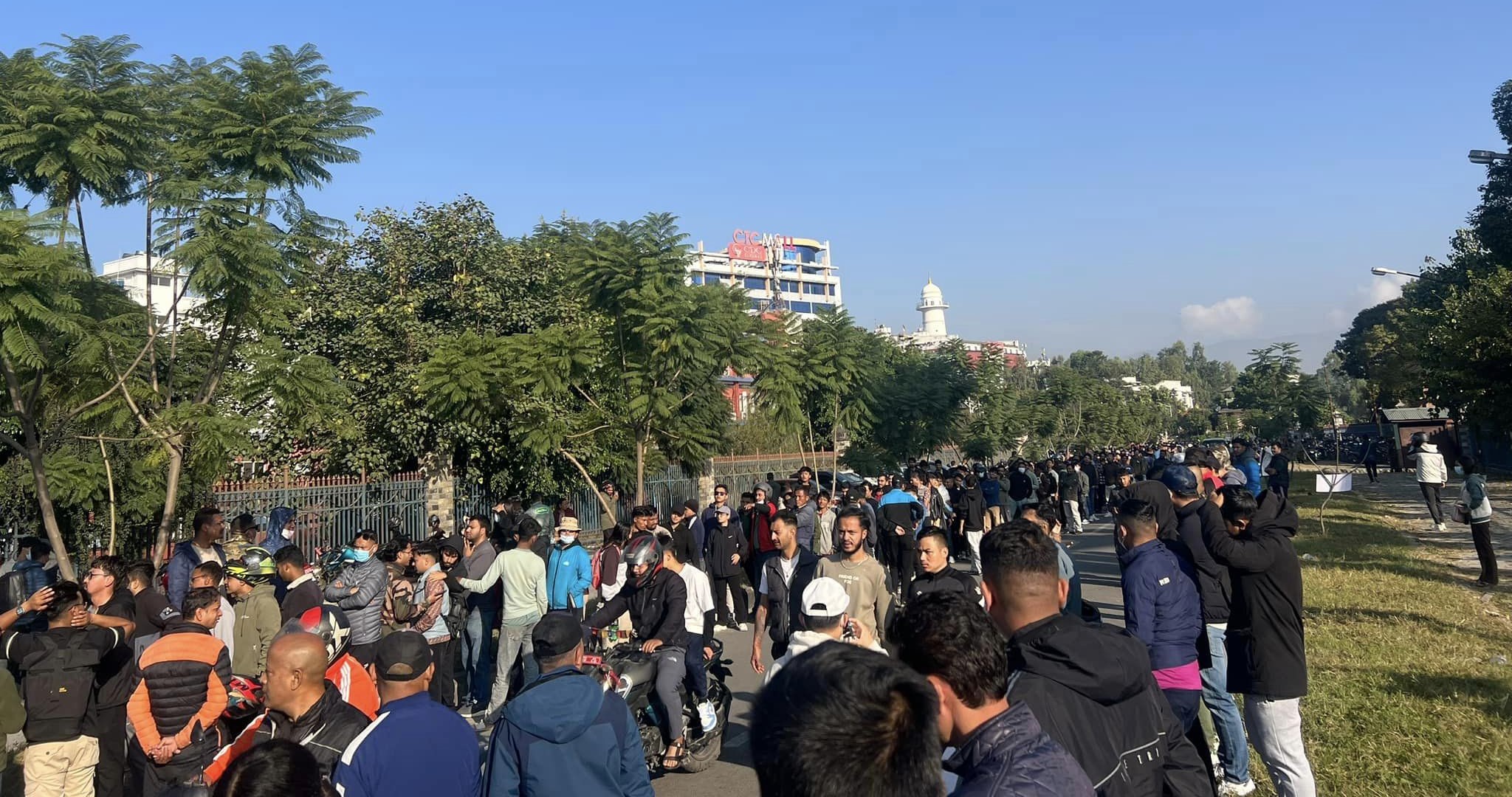 साफ महिला च्याम्पियनसिप फाइनल: रातिदेखि लाइनमा बसेकाहरू टिकट नपाएपछि नाराबाजीमा