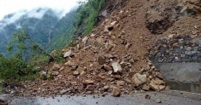 बाढीपहिरोबाट विभिन्न राजमार्गका ६ स्थानमा सडक अवरुद्ध