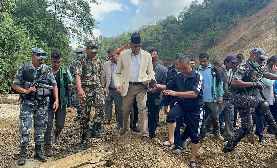 गृहमन्त्री लेखकद्वारा काभ्रेको बाढीपहिरो प्रभावित क्षेत्रको स्थलगत निरीक्षण