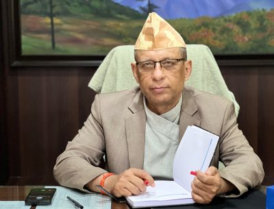 कोशीका आन्तरिक मामिलामन्त्री लिलाबल्लभ अधिकारीले राजीनामा दिँदै