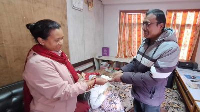 पत्रकार प्रजापतिको उपचारका लागि पत्रकार महासंघ भक्तपुरको आर्थिक सहयोग