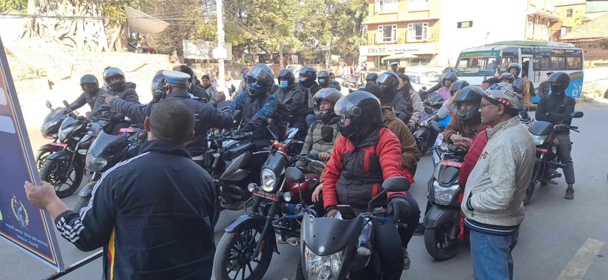 भक्तपुरमा दुई पाङ्ग्रे सवारी चालकलाई लक्षित गर्दै दुई मिनेटको सचेतना कार्यक्रम