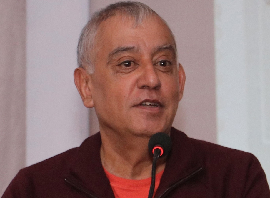 गृहमन्त्री लेखकमाथि खनिने आफ्ना नेतामाथि स्पष्टीकरण सोध्न माग