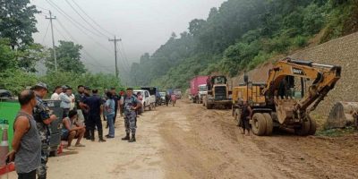 दाउन्ने खण्डमा पानी परेका कारण सडक अवरुद्ध