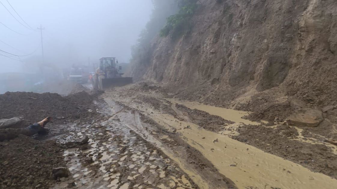 वर्षाले नारायणघाट बुटवल खण्ड अवरुद्ध, वैकल्पिक सडक प्रयोग गर्न आग्रह