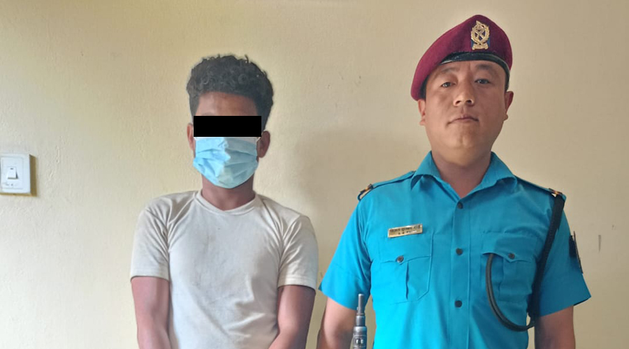 गोली चलाएर ५१३ ग्राम ब्राउन सुगरसहित एक पक्राउ