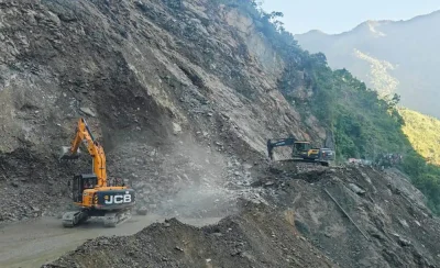 नारायणगढ-मुग्लिन सडक सुक्खा पहिरो खस्दा अवरुद्ध
